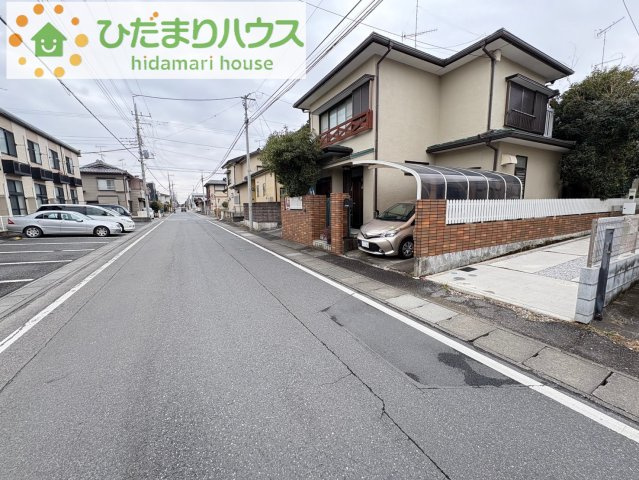 深谷市西大沼　中古一戸建ての前面道路含む現地写真