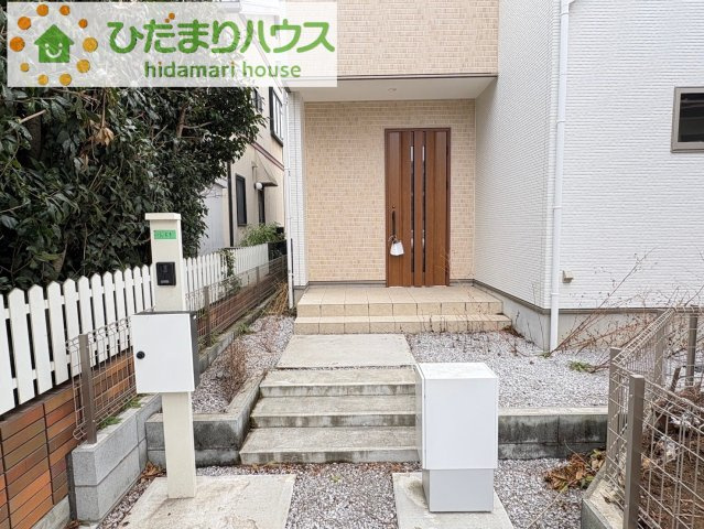 深谷市西大沼　中古一戸建ての玄関