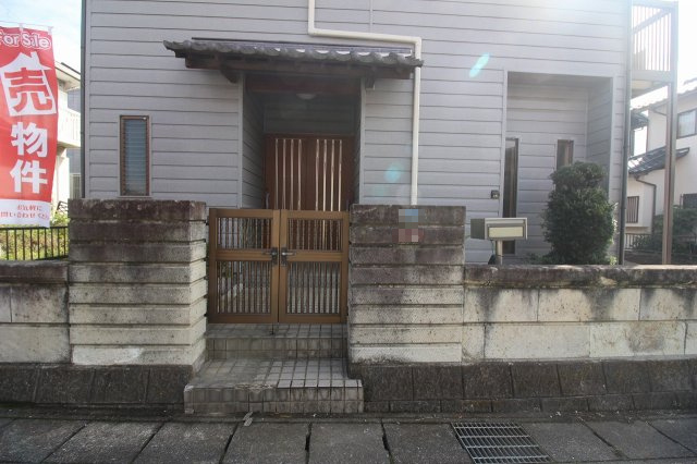 小山市中久喜1丁目の玄関|玄関前には門扉とポストを備えた、落ち着いた印象のアプローチ。外壁や門まわりも丁寧に手入れされており、住まい全体が清潔で整った印象です。