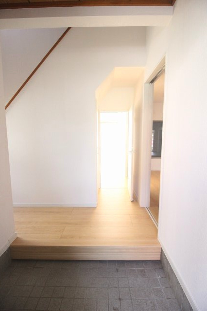 小山市中久喜1丁目の玄関|玄関ホールもリフォームで明るく清潔に生まれ変わりました。白い壁と木目の床が心地よく調和し、来客をやさしく迎える空間です。