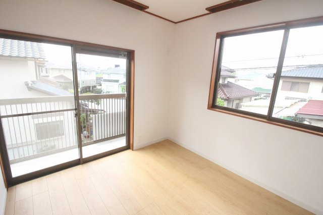 小山市中久喜1丁目の洋室|2階南西側5.5帖の洋室。クロスや床材も張替え済みで、明るく清潔感のあるお部屋です。2面採光で風通しも良く、日中はやわらかな光が入ります。