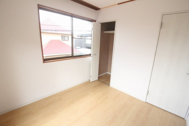 小山市中久喜1丁目の洋室|クローゼット付きで、衣類や小物をすっきり収納できます。窓からの見晴らしも良く、落ち着いた時間を過ごせる居室です。