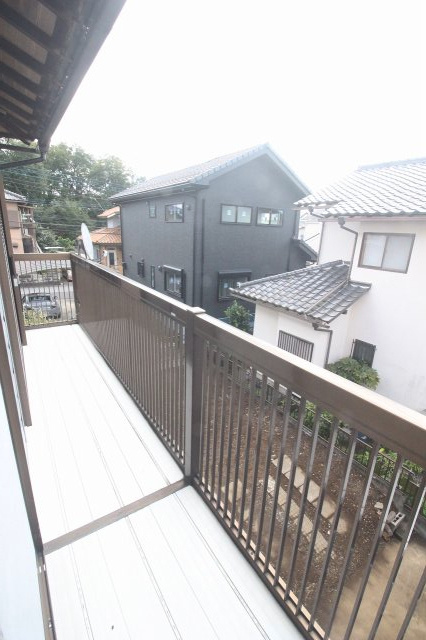 小山市中久喜1丁目のバルコニー|南向きのバルコニーは陽当たりが良く、洗濯物もよく乾きます。2階からの眺望も開放的で、気持ちの良い空間です。