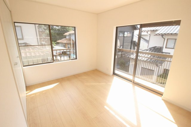 小山市中久喜1丁目の寝室|2階南東側6帖の主寝室。床やクロスもリフォーム済みで、明るく清潔感のあるお部屋です。2面採光で風通しが良く、朝の陽ざしが心地よく差し込みます。