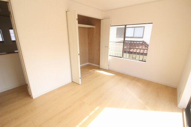 小山市中久喜1丁目の寝室|収納付きで使いやすく、寝具や衣類もすっきり整理できます。バルコニーにも出入りできるため、開放感があり毎日の暮らしに快適さを感じられるお部屋です。