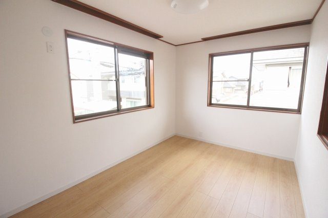 小山市中久喜1丁目の子供部屋|2階北西側6帖の子ども部屋。床・クロス張替済みで明るく清潔な空間です。2面採光で風通しも良く、勉強や趣味の時間も快適に過ごせます。