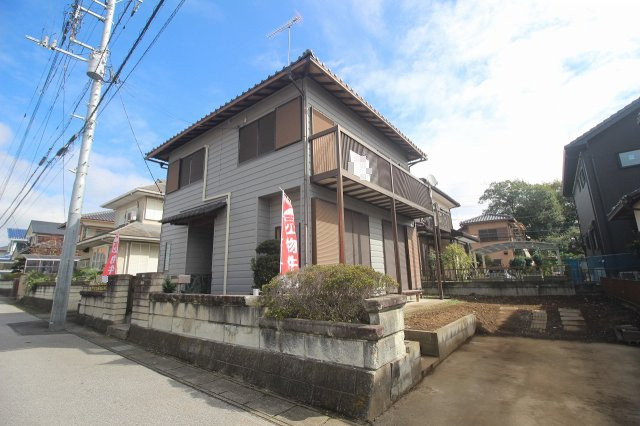 小山市中久喜1丁目の外観|落ち着いた住宅街に建つフルリフォーム済み住宅。外壁塗装も施され、清潔感のある印象に生まれ変わりました。南向きで陽当たり良好、駐車スペースやお庭も整備されています。