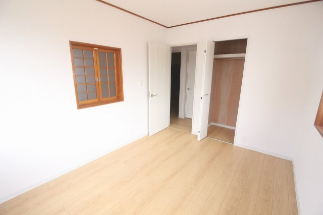 小山市中久喜1丁目の子供部屋|収納スペース付きで、衣類やおもちゃもすっきり整理できます。ナチュラルな色合いの内装で、お子さまの成長に合わせて使いやすいお部屋です。