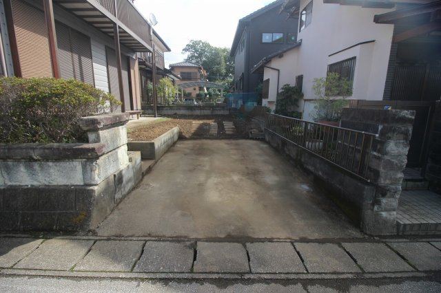 小山市中久喜1丁目の駐車場|縦列で2台駐車が可能なスペース。コンクリート敷きは1台分で、来客時やご家族の車にも対応できます。前面道路からの出入りもスムーズです。