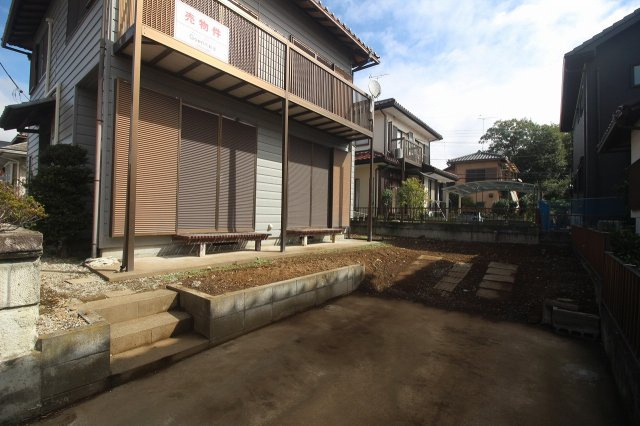 小山市中久喜1丁目の庭|南側のお庭は日当たりが良く、ガーデニングや家庭菜園も楽しめます。縁側付きで、季節の移ろいを感じながらゆったり過ごせる憩いの空間です。