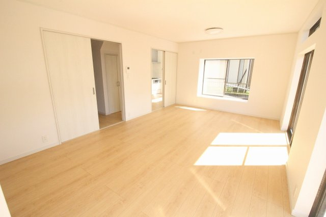 小山市中久喜1丁目の居間・リビング|1階LDK12.5帖。フルリフォームで内装・床も一新され、清潔感あふれる明るいリビングです！大きな窓から光が差し込み、家族が自然と集まる心地よい空間に。