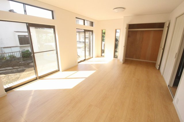 小山市中久喜1丁目の居間・リビング|3面採光のリビングは、日中照明いらずの明るさが魅力！新品のフローリングが心地よく、収納スペースも完備。新生活をすぐに始められる快適なお部屋です。