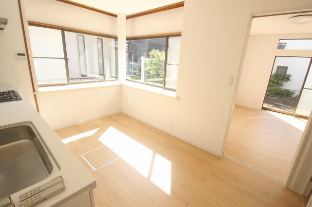 小山市中久喜1丁目のキッチン|大きな窓から自然光が差し込む明るいダイニングスペース。リビングとのつながりも良く、家族の会話が弾みます。新品の床材が美しく、居心地の良い空間です。