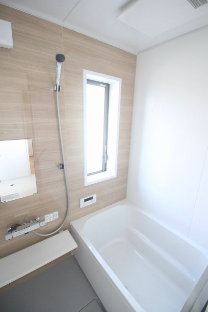 小山市中久喜1丁目の浴室|ユニットバスも新品に交換済み！木目調パネルが上品で、明るい窓付き設計。追い焚き・換気機能付きで、一日の疲れを癒せる快適なバスタイムを実現します。