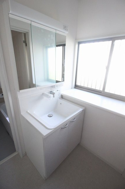 小山市中久喜1丁目の独立洗面台|洗面化粧台・床材・クロスすべて新品のリフォーム済空間。収納付きで使い勝手も抜群です。朝の支度がスムーズにできる、清潔感あふれる洗面室です。