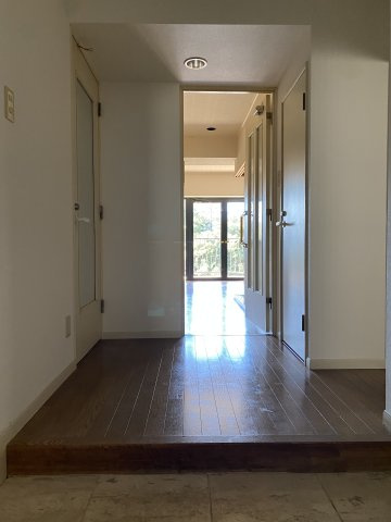 シーズ城ヶ崎のエントランス|吹き抜け