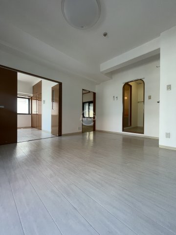 グローリーヨシダの居間・リビング|グローリーヨシダ　広々としたリビング