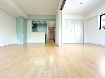 【居間・リビング】 | プラネ枚方公園 | 京阪本線「枚方公園」駅まで徒歩約4分の立地！！
2025年6月リノベーション完了！
上階に住戸なし！三方角部屋ですので明るいお部屋です！
通風良好♪新婚さんからファミリーまで幅広くオススメ出来ます！