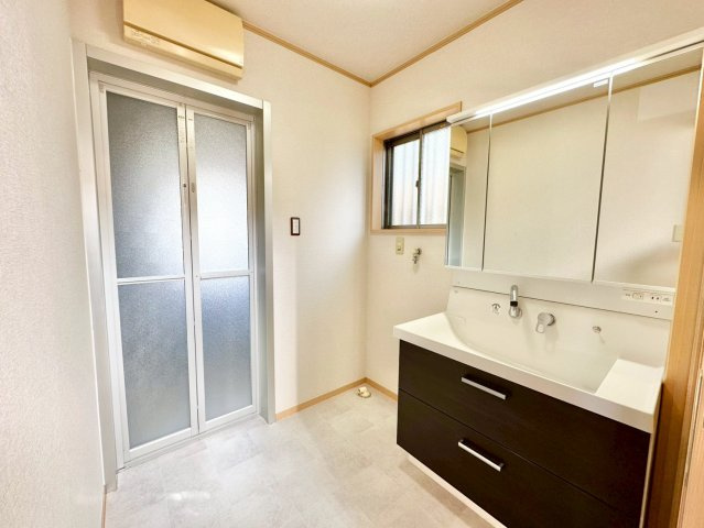 神戸市垂水区舞子坂3丁目の玄関|窓があるので風通し抜群♪明るい玄関♪