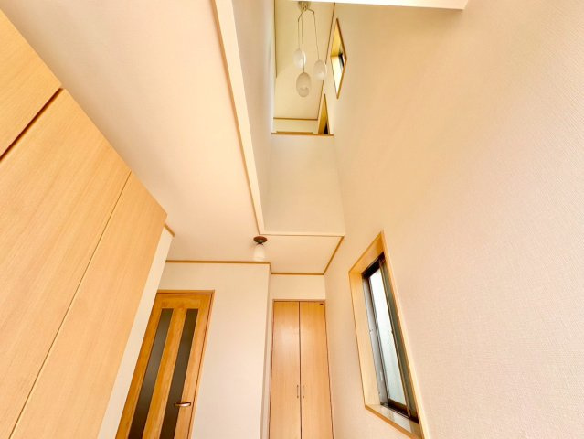 神戸市垂水区舞子坂3丁目の玄関|玄関は、吹き抜けで開放感♪