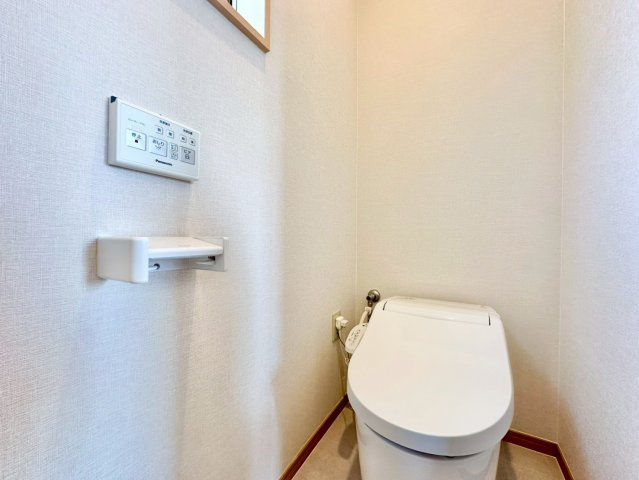 神戸市垂水区舞子坂3丁目のトイレ|タンクレスのトイレで掃除ラクラク♪床がオシャレなコンクリート風♪