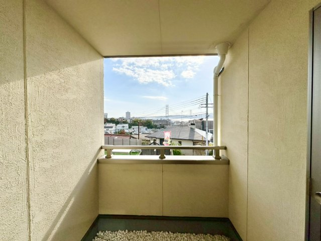 神戸市垂水区舞子坂3丁目のバルコニー|二階のインナーバルコニーは、雨でも安心！