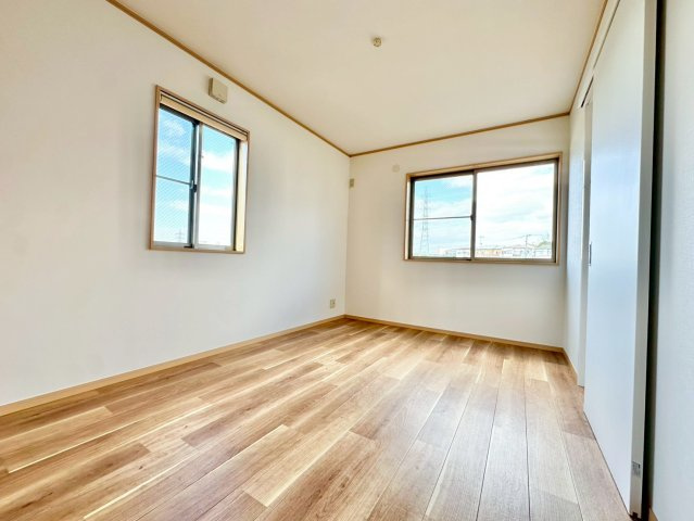 神戸市垂水区舞子坂3丁目の洋室|二面採光のお部屋は、あたたかな光が差し込みますので、お部屋全体が明るくなりそうですね♪