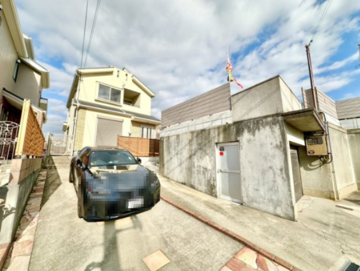 神戸市垂水区舞子坂3丁目の前面道路含む現地写真|駐車スペース3台可（車種による）。