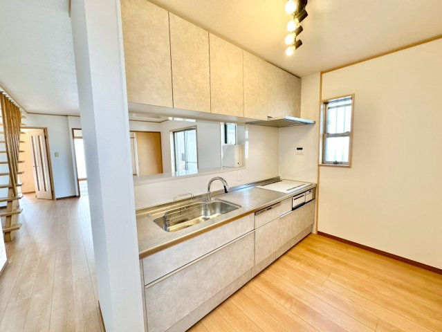 神戸市垂水区舞子坂3丁目のキッチン|今流行りのライトグレーのデザイン♪オール電化の最新キッチン♪ＩＨコンロでお掃除ラクラク♪収納もできスッキリ♪♪