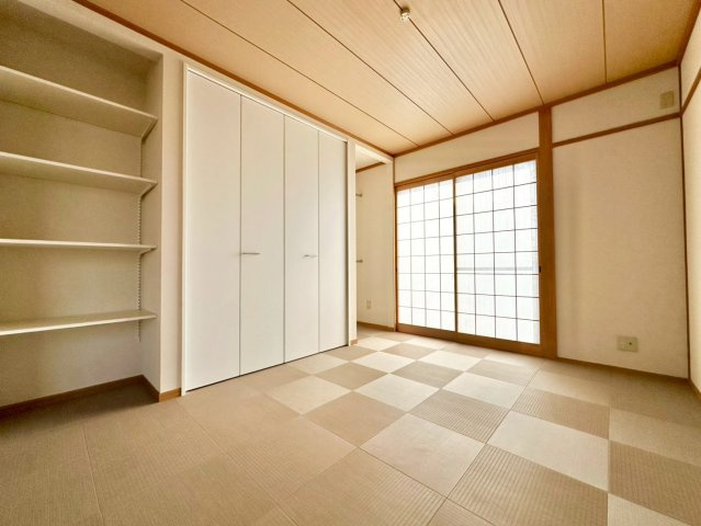 神戸市垂水区舞子坂3丁目の和室|リビング横の和室も明るく6帖♪