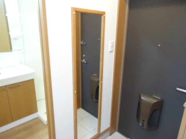 セピアローズⅡの玄関|姿見鏡