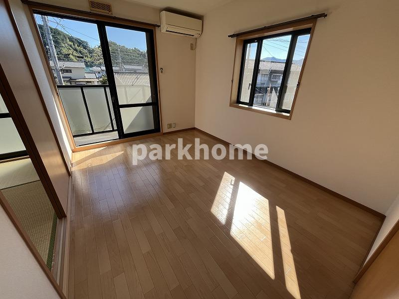 ピースフルハウス桂の洋室