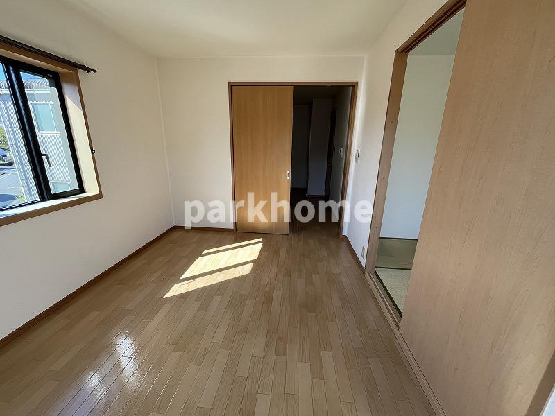 ピースフルハウス桂の洋室