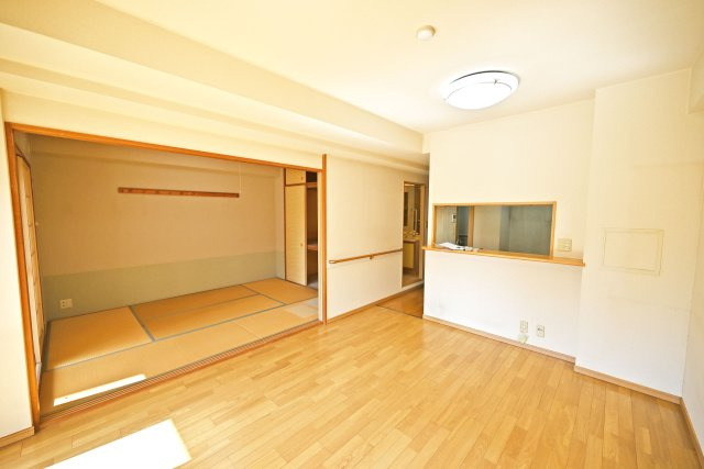 サンマンションアトレ吹田片山通りの居間・リビング|JR「吹田」駅徒歩13分、周辺には生活施設が充実しています。即日ご案内可能です。皆様からのご連絡を心よりお待ちしております