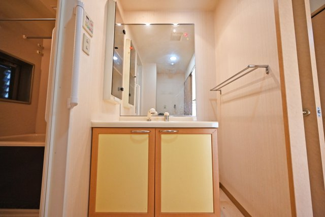 サンマンションアトレ吹田片山通りの独立洗面台|洗面化粧台の隣にはバスルーム。洗濯機置き場もあります。キッチンの横から移動できるので便利です。