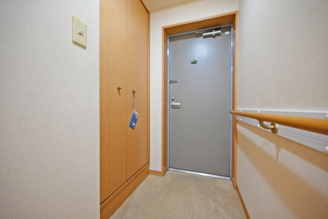 サンマンションアトレ吹田片山通りの玄関|十分な容量のシューズボックスを完備しています。開放感がある玄関ホールは気持ちがいいです。