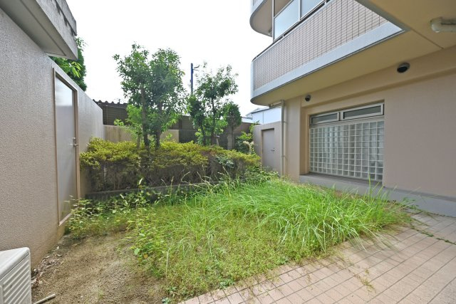 サンマンションアトレ吹田片山通りの庭|専用庭付。ガーデニングを始め、様々な趣味を生かせます。