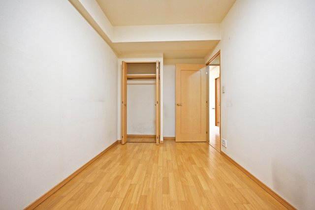 サンマンションアトレ吹田片山通りの洋室|-洋室6帖-
全居室収納付で荷物をスッキリと片付け出来ます。