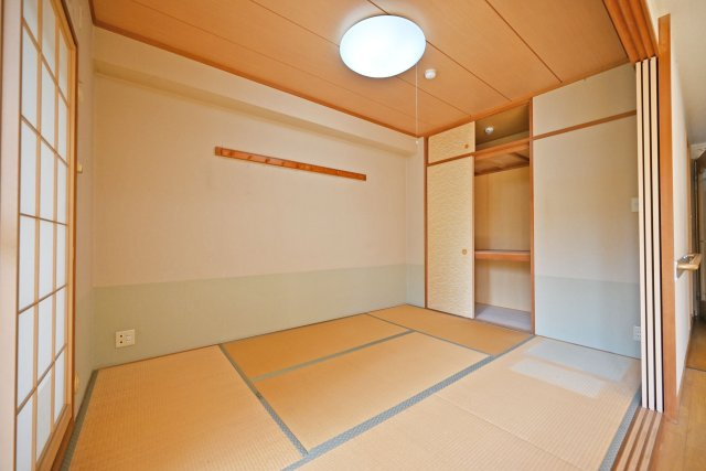 サンマンションアトレ吹田片山通りの和室|-和室6帖-
リビング横にありお子様の遊び場やお昼寝なんかもできますね。