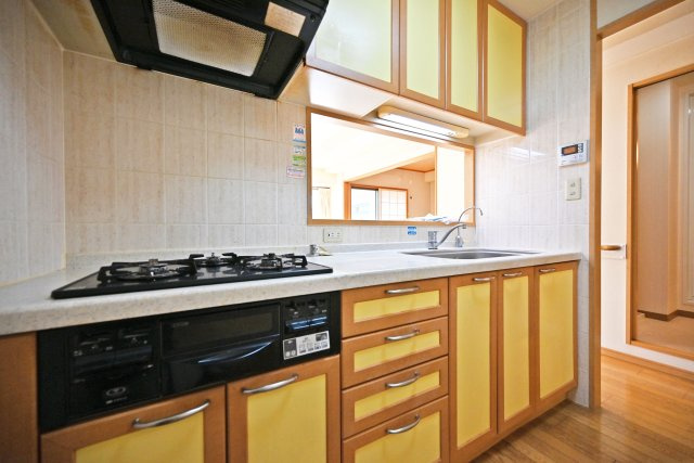 サンマンションアトレ吹田片山通りのキッチン|ナチュラルカラーで暖かみのある雰囲気のキッチンです。対面式なので、料理中でも家族とコミュニケーションは図れます。