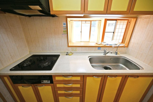 サンマンションアトレ吹田片山通りのキッチン|大容量の収納に、大きなワークトップ。手際よく料理を作るのを助けてくれます。