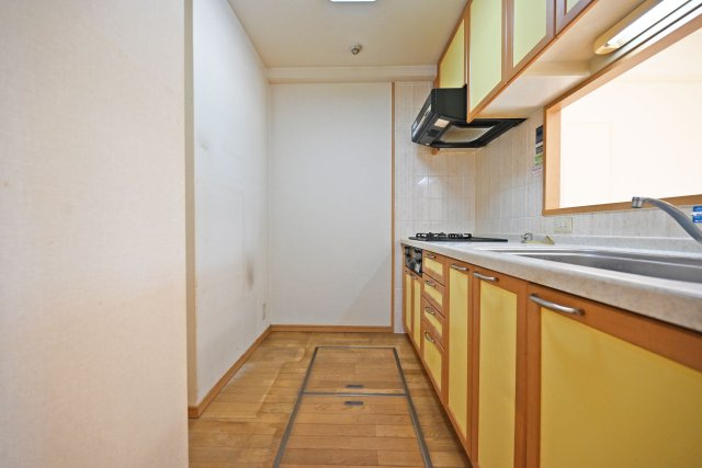 サンマンションアトレ吹田片山通りのキッチン|キッチン上部の吊り戸棚にもお鍋のような大きな荷物を収納することができます。