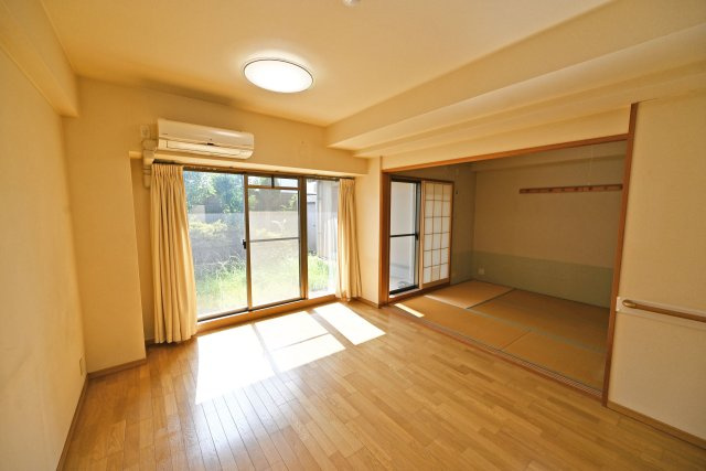 サンマンションアトレ吹田片山通りの居間・リビング|約13帖のLDK横には約6帖の和室が隣接しており、合わせれば約19帖の広さを確保できます。