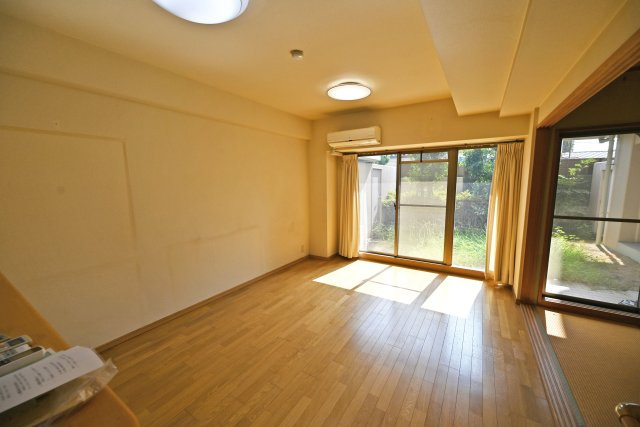 サンマンションアトレ吹田片山通りの居間・リビング|自然と家族の笑顔が集まる広々としたリビングダイニング。