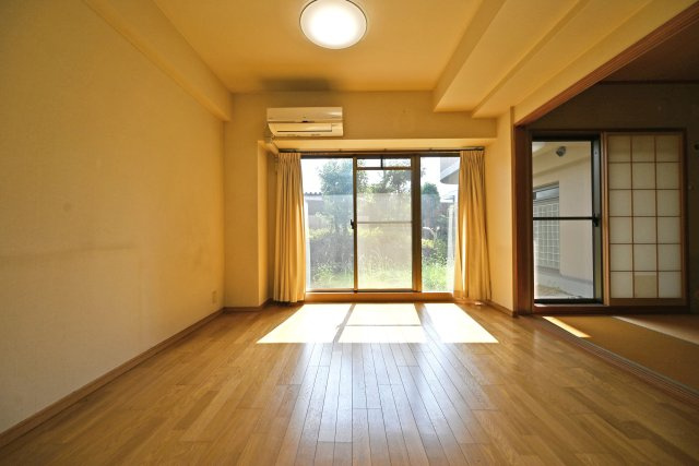 サンマンションアトレ吹田片山通りの居間・リビング|リビングは南向きの庭に面しており、一日中部屋を照らしてくれるので明るい空間になっています。