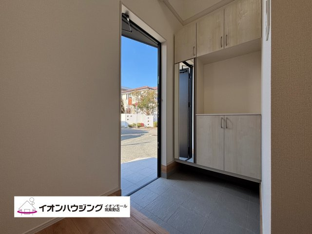 「お帰りなさい」が日常へ
家に帰るとまず目につくのがマイホーム・玄関です。
玄関を開けると家族の笑顔が・・・お帰りなさいが日常に。