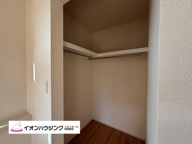 奥行の広いウォークインクローゼットにはお洋服だけではなくスーツケース等の幅を取ってしまう物も収納できて便利ですね♪