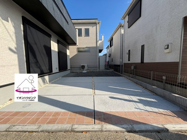 並列駐車可能♪来客時にも便利な駐車場です。