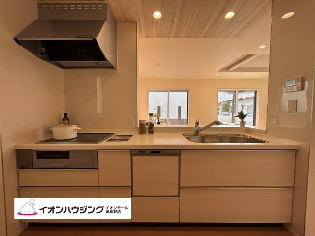 キッチン：同じ空間、同じ時間に家族で共有できるから、ダイニングキッチンが家族団らんの場所になります。居心地良く、お料理しながら家族との会話も弾みそうです♪