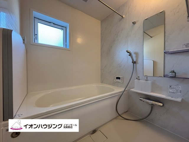 お風呂：一日の疲れをゆっくり癒せるのびのび浴槽。心身ともにリラックスできます♪ ゆったりとした浴室でリラックスタイムをお楽しみください！